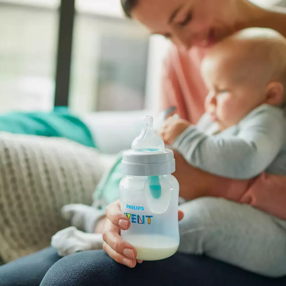 Madre y su bebé con Biberón Anticólicos con sistema AirFree 125ml