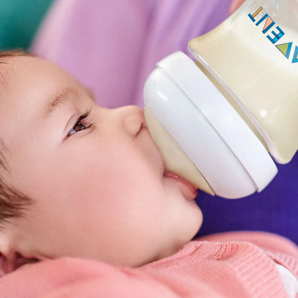 Bebé alimentandose con Biberón Natural AVENT