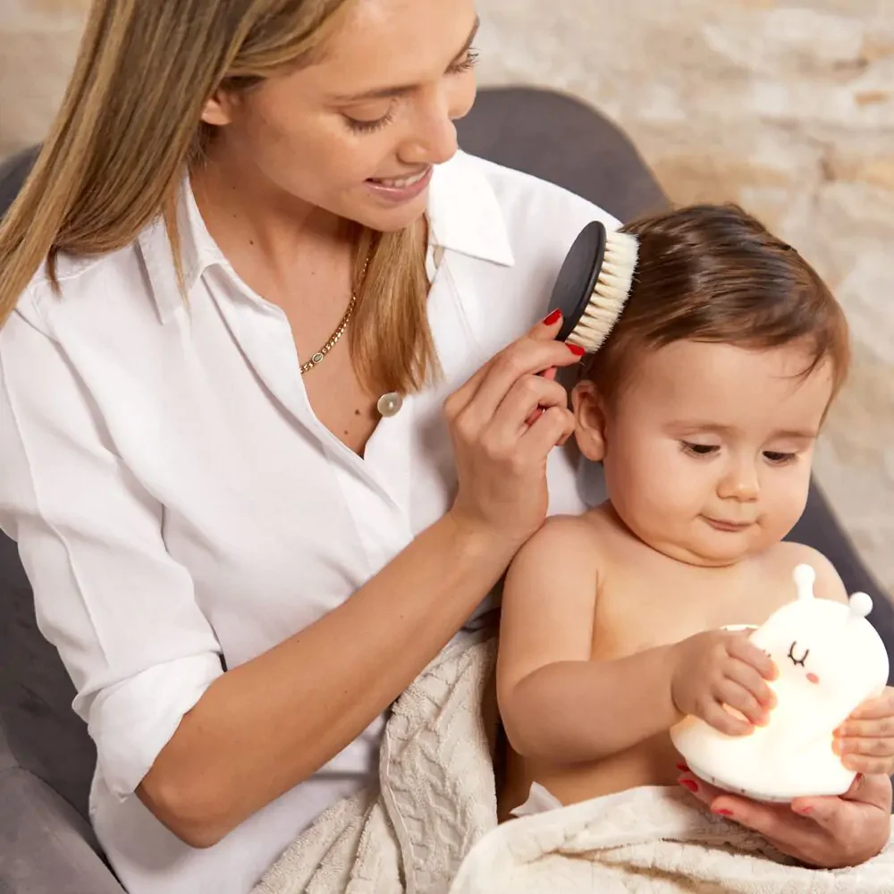 Madre usando peine de Kit de cuidados carekit magical